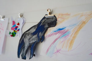 Kinderkunstwerke aufhängen // unsere Art Gallery